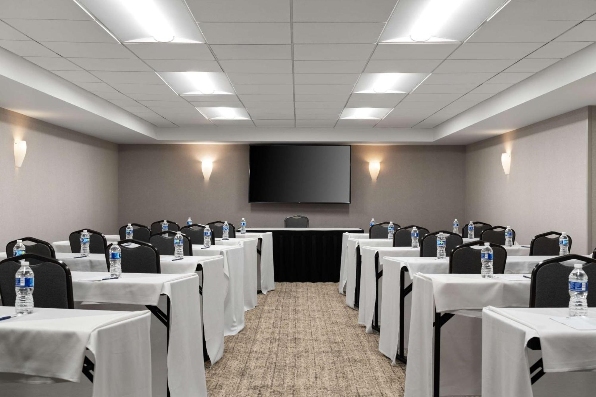 Готель Doubletree By Hilton Pittsburgh Airport Moon Township Екстер'єр фото